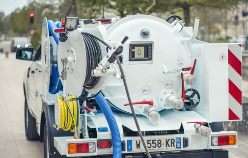 Camion de débouchage en intervention pour vidange et curage de canalisations